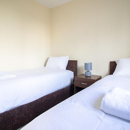Newly Launched Two Bedroom House By Den Accommodation Short Lets & Serviced Accommodation With Garden Лондон Экстерьер фото