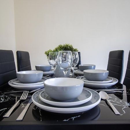 Newly Launched Two Bedroom House By Den Accommodation Short Lets & Serviced Accommodation With Garden Лондон Экстерьер фото