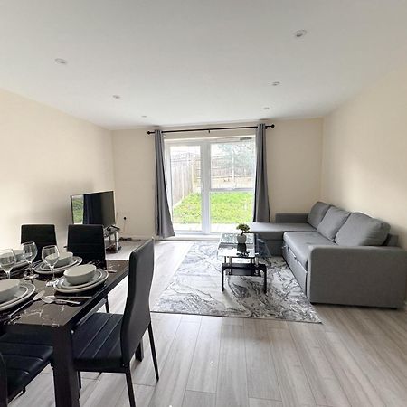 Newly Launched Two Bedroom House By Den Accommodation Short Lets & Serviced Accommodation With Garden Лондон Экстерьер фото