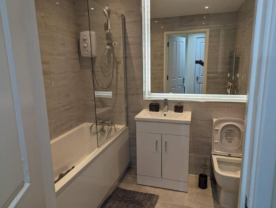 Newly Launched Two Bedroom House By Den Accommodation Short Lets & Serviced Accommodation With Garden Лондон Экстерьер фото