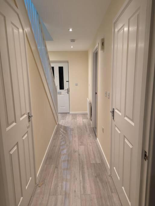 Newly Launched Two Bedroom House By Den Accommodation Short Lets & Serviced Accommodation With Garden Лондон Экстерьер фото
