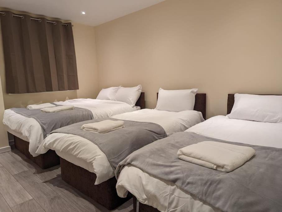 Newly Launched Two Bedroom House By Den Accommodation Short Lets & Serviced Accommodation With Garden Лондон Экстерьер фото