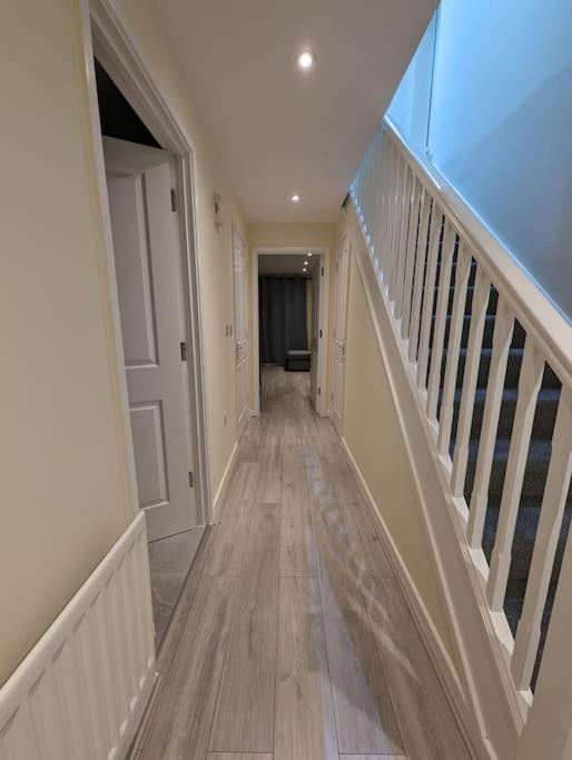 Newly Launched Two Bedroom House By Den Accommodation Short Lets & Serviced Accommodation With Garden Лондон Экстерьер фото