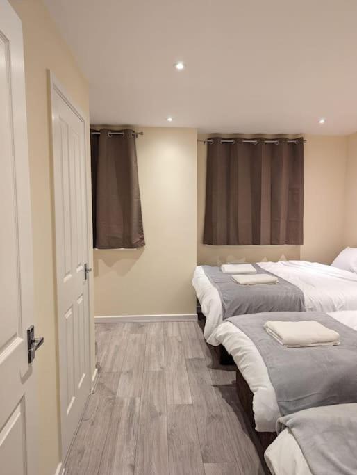 Newly Launched Two Bedroom House By Den Accommodation Short Lets & Serviced Accommodation With Garden Лондон Экстерьер фото