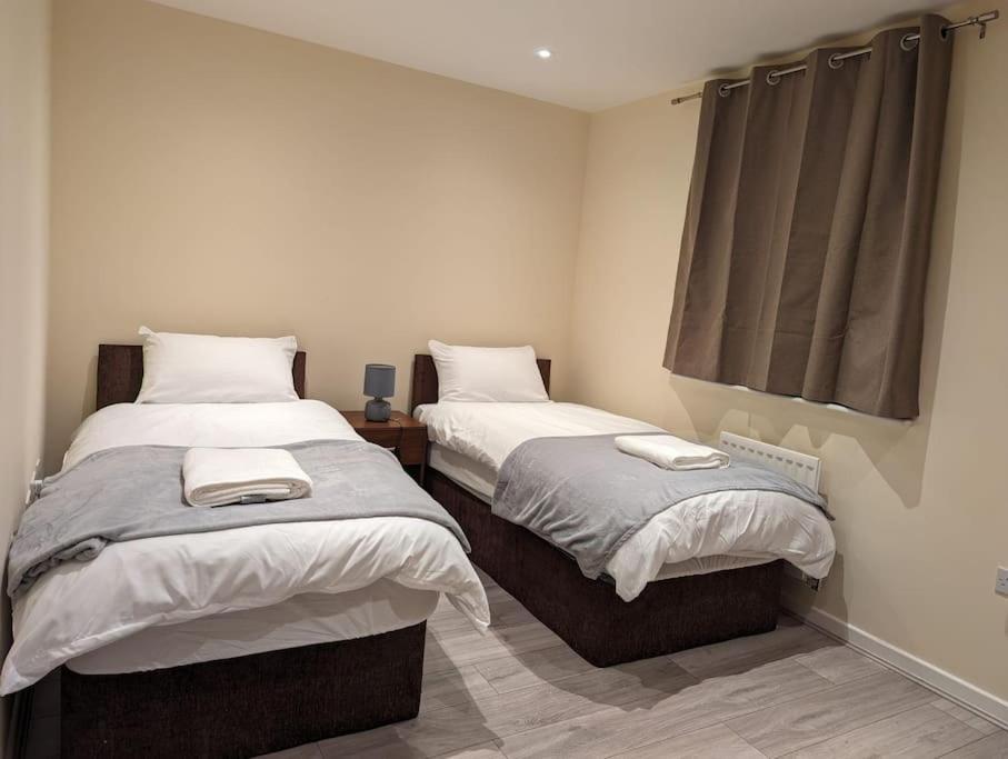 Newly Launched Two Bedroom House By Den Accommodation Short Lets & Serviced Accommodation With Garden Лондон Экстерьер фото