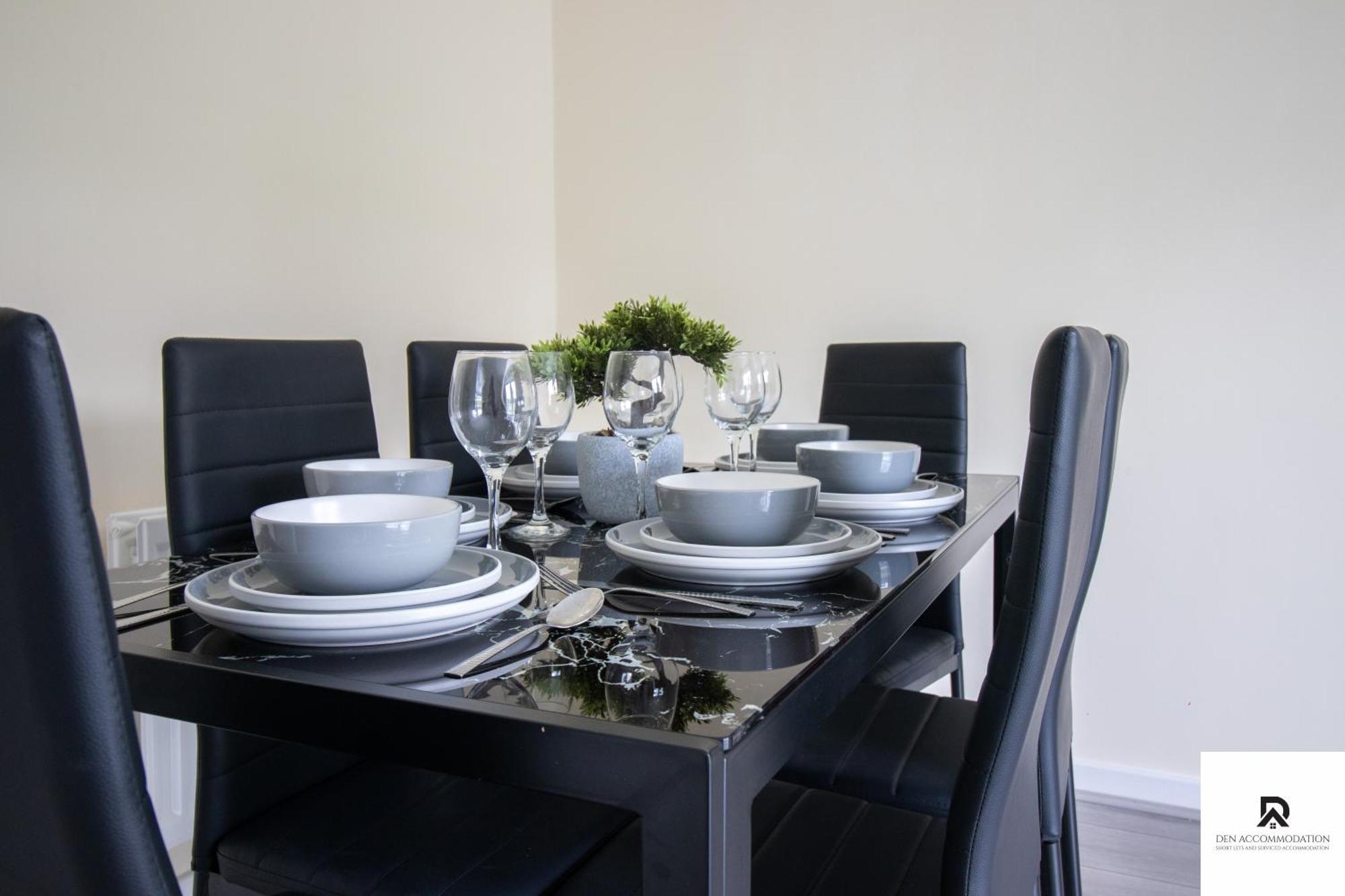 Newly Launched Two Bedroom House By Den Accommodation Short Lets & Serviced Accommodation With Garden Лондон Экстерьер фото