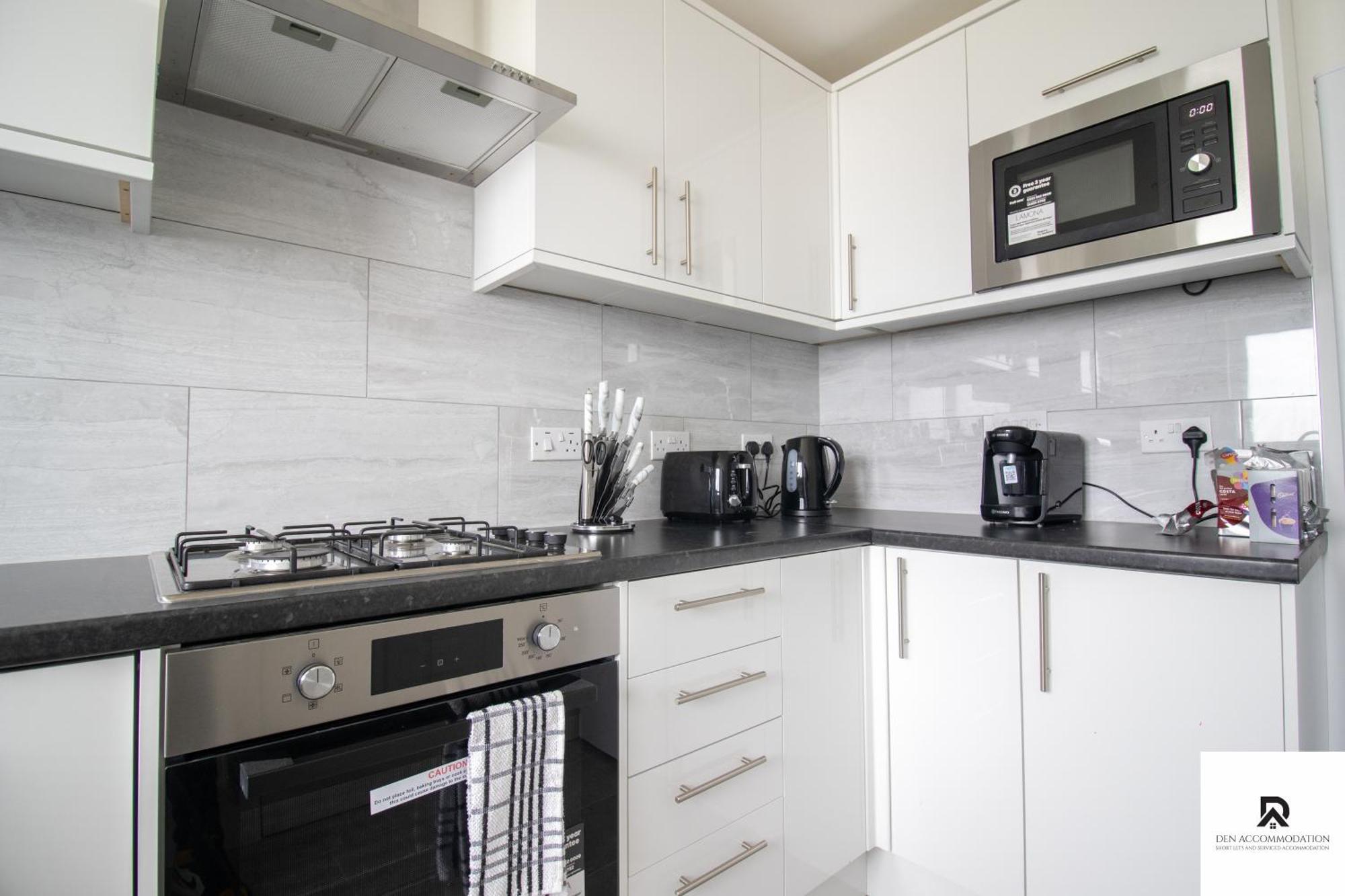Newly Launched Two Bedroom House By Den Accommodation Short Lets & Serviced Accommodation With Garden Лондон Экстерьер фото